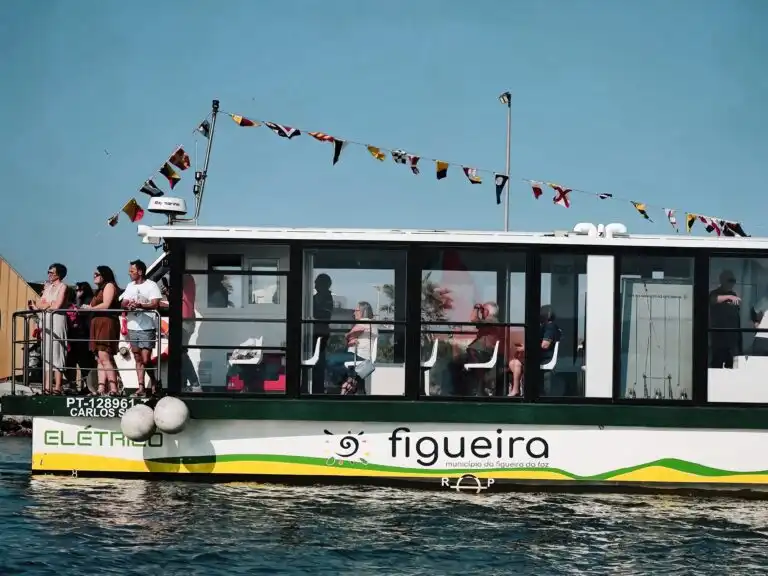 O barco é a escolha mais prática e segura para chegar ao Cabedelo. Imagem: Meet Figueira