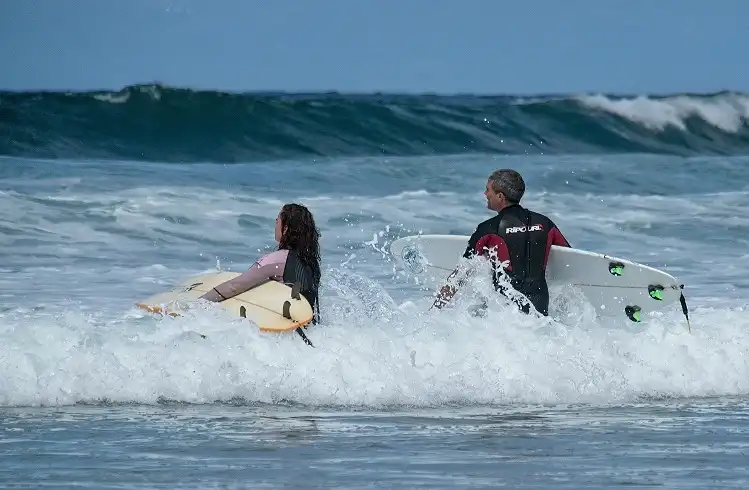 With a surf instructor, learning is more fun and safer. Image: Miguel A. Amutio