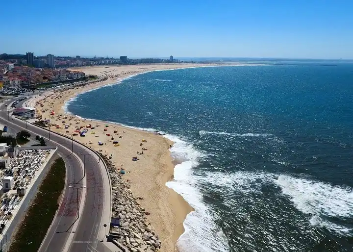Find out what kind of waves to expect and the best time to surf at Figueira. Image: Notícias de Coimbra